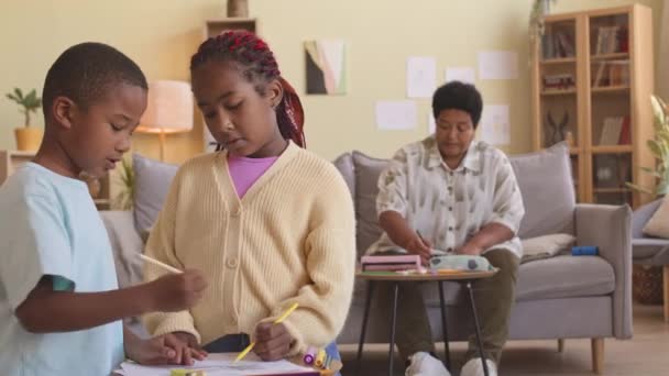 Two African American Tween Siblings Drawing Together While Staying Home — Stock Video