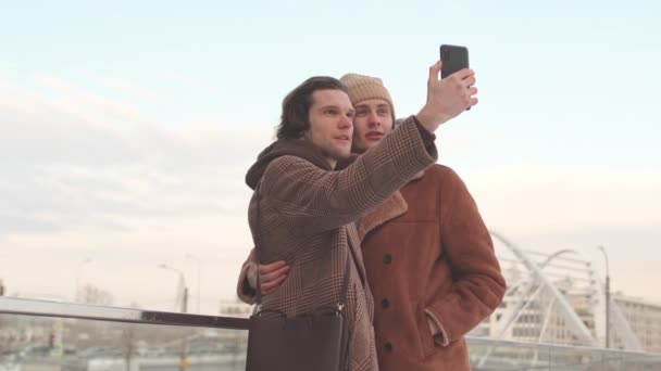 Romantik Kafkasyalı Eşcinsel Çift Gözlem Güvertesinde Güzel Şehir Manzaralı Akıllı — Stok video