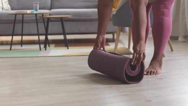 Low Section Unrecognizable Black Woman Activewear Rolling Out Yoga Mat — Stock Video
