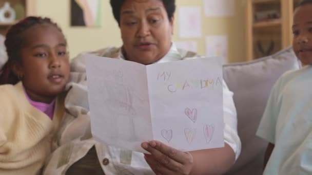 Maduro Mulher Negra Leitura Postal Feito Para Ela Por Netos — Vídeo de Stock