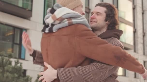 Romantyczny Otwarty Gej Para Spotkanie Zewnątrz Ulicy Zimno Zimowy Dzień — Wideo stockowe