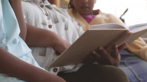Przechyl Się Powoli Afroamerykanka Czyta Książkę Swoich Dwóch Wnuków Nastolatek — Wideo stockowe