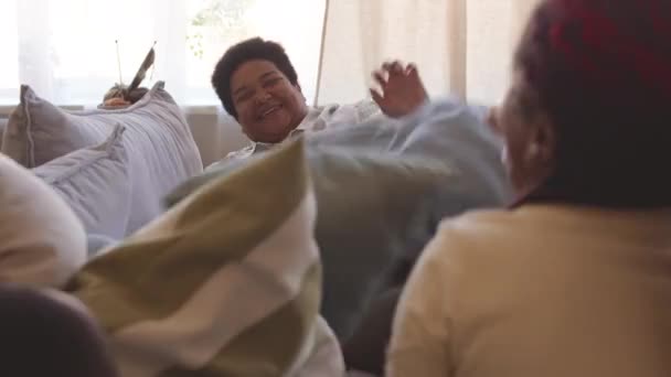 Mulher Negra Madura Seus Dois Netos Brincalhões Tendo Travesseiro Luta — Vídeo de Stock