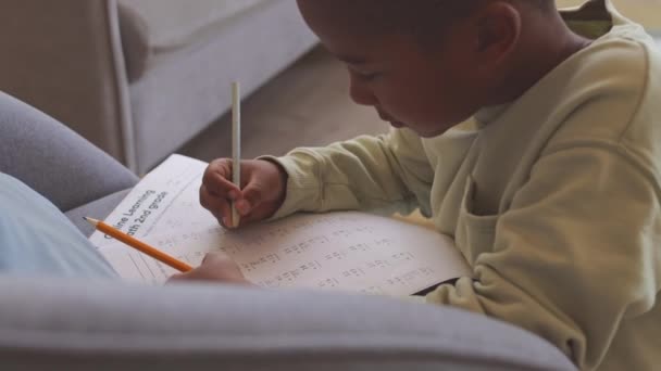 African American Klass Skolpojke Gör Matematik Arbetsblad Hemma — Stockvideo