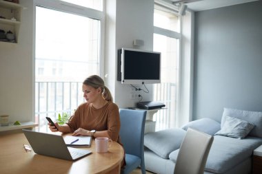 Apartman dairesinde çalışan beyaz bir kadının portresi, fotokopi alanı