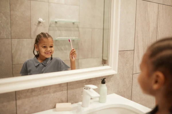 Elinde Diş Fırçası Olan Sevimli Siyah Bir Kızın Portresi Banyoda — Stok fotoğraf