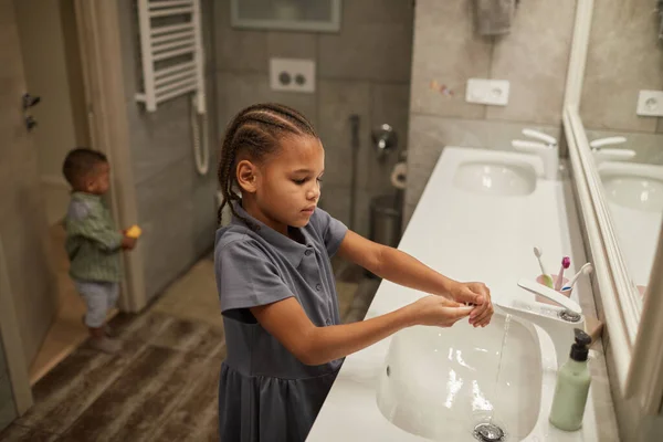 Küçük Siyah Kızın Banyo Lavabosunda Ellerini Yıkarken Çekilmiş Portresi Gece — Stok fotoğraf