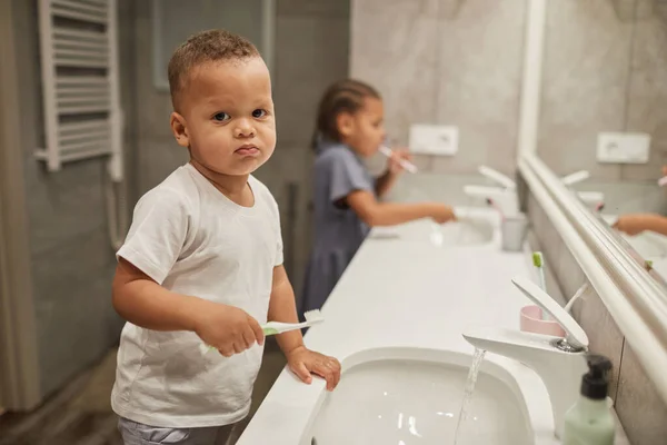 Banyodaki Iki Afrikalı Amerikalı Çocuğun Portresi Dişlerini Fırçalayan Kameraya Bakan — Stok fotoğraf