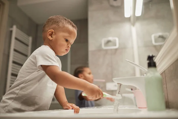 Banyodaki Iki Afrikalı Amerikalı Çocuğun Yan Görünüş Portresi Dişlerini Fırçalayan — Stok fotoğraf