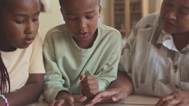 Afro Amerikaans Tussen Jongen Meisje Hun Moderne Grootmoeder Oplossen Puzzel — Stockvideo