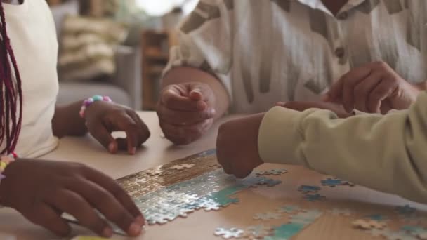 Vystřižený Záběr Dvou Afroamerických Dětí Jejich Babičky Řešící Hádanky Společně — Stock video