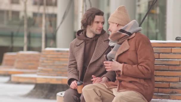 Romantyczny Biały Gej Para Pijąc Kawę Wynos Kubki Mając Rozmowy — Wideo stockowe