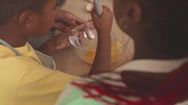 Evde Para Kazanırken Cam Kasede Yumurta Çırpan Iki Torunu Olan — Stok video