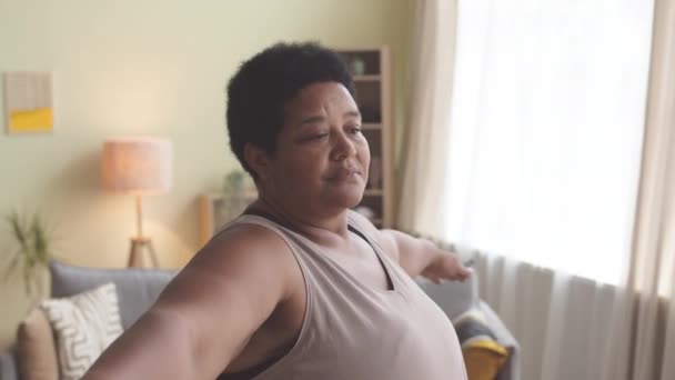 Медленный Портрет Расслабленной Пожилой Чернокожей Женщины Расправляющей Руки Улыбающейся Перед — стоковое видео