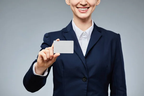 Fechar Sorrir Jovem Empresária Segurando Maquete Cartão Visita Branco Mostrando — Fotografia de Stock
