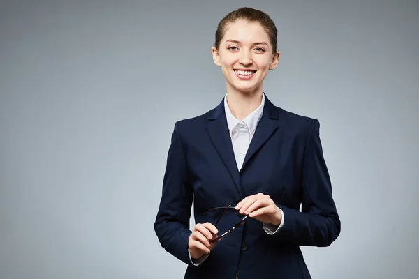 Portret Młodej Bizneswoman Uśmiechniętej Aparatu Trzymającej Okulary Ręku Przestrzeń Kopiowania — Zdjęcie stockowe