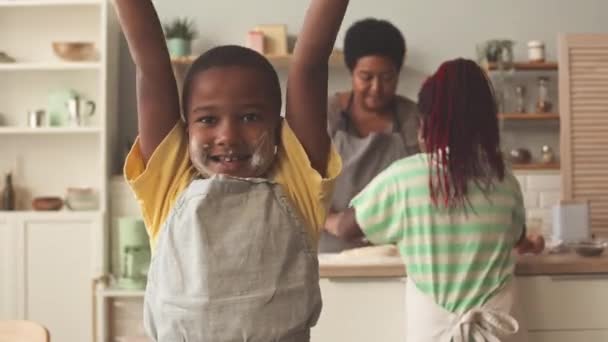 Porträtt Liten Afroamerikansk Pojke Med Mjöl Ansiktet Och Förkläde Poserar — Stockvideo