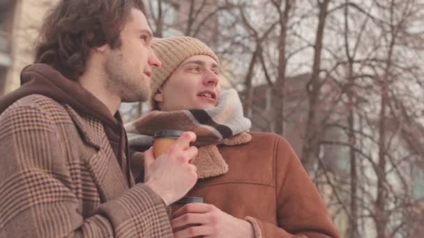 Slowmo Šťastných Kavkazských Gayů Pár Tráví Čas Spolu Mají Rande — Stock video