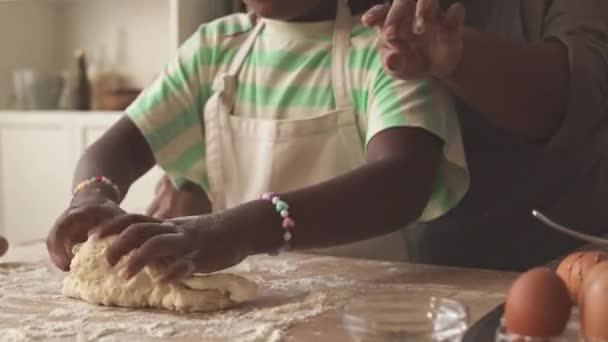 Досить Афроамериканська Дівчина Фартусі Допомагає Бабусі Замісити Тісто Кухні — стокове відео