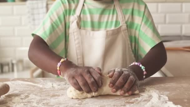 Mutfak Masasında Hamuru Yoğuran Kameraya Bakan Yaşındaki Afro Amerikalı Kızın — Stok video