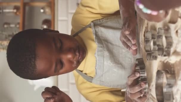 Vertikální Záběr Roztomilé Afroameričan Malý Chlapec Zástěře Pomocí Kovových Forem — Stock video