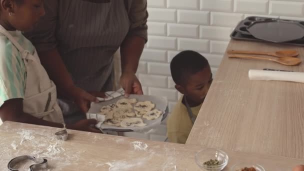 Afroamerykanka Babcia Dwoma Nastolatkami Pieką Domowe Ciasteczka Razem Kuchni — Wideo stockowe