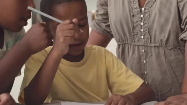 Afro Amerikan Yaşındaki Çocuk Ödevini Yapıyor Ablası Büyükannesi Ona Yardım — Stok video