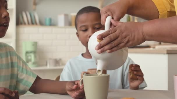 Afroamerikanische Jungen Und Mädchen Trinken Tee Mit Hausgemachten Keksen Während — Stockvideo