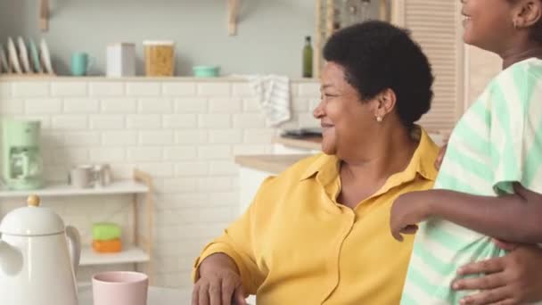 Handhållen Bild Glada Afroamerikanska Tween Syskon Ger Present Till Sin — Stockvideo