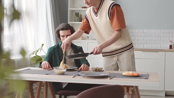 Caucasien Gay Homme Servir Maison Pâtes Pour Romantique Maison Dîner — Video