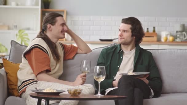 Романтическая Гомосексуальная Пара Сидящая Диване Гостиной Болтая Ужином Белым Вином — стоковое видео