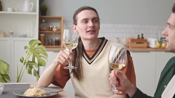 Affectueux Jeune Caucasien Gay Couple Toasting Avec Vin Verres Tout — Video