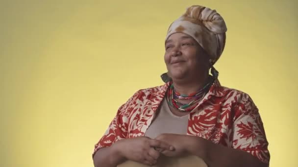 Widok Boku Średni Portret Nowoczesnej Afroamerykańskiej Dojrzałej Kobiety Hawajskiej Koszuli — Wideo stockowe