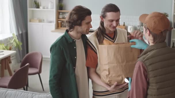 Jong Homoseksueel Stel Woont Samen Appartement Bestellen Voedselproducten Thuis Wordt — Stockvideo