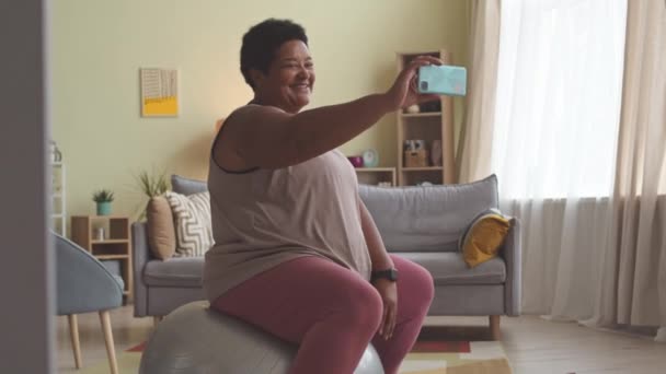 Curvy African American Starší Žena Cvičení Fit Míč Doma Video — Stock video