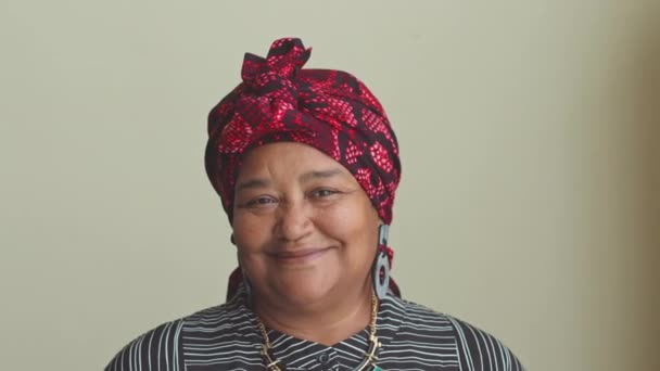 Medium Close Mulher Madura Afro Americana Alegre Lenço Cabeça Sorrindo — Vídeo de Stock