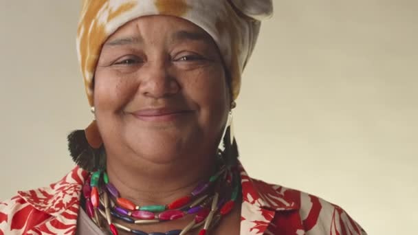 头戴头巾 身穿夏威夷衬衫 面带微笑的成年黑人妇女的画像 — 图库视频影像