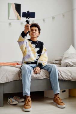 Sosyal medya için genç siyahi bir gencin dikey portresi