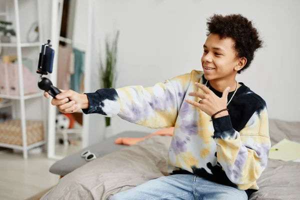 미디어를위한 스마트 폰으로 넥타이 비디오를 착용하는 청소년의 초상화 — 스톡 사진