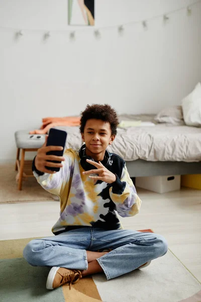 Ganztägiges Porträt Eines Lächelnden Schwarzen Teenagers Mit Smartphone Filmvideo Für — Stockfoto