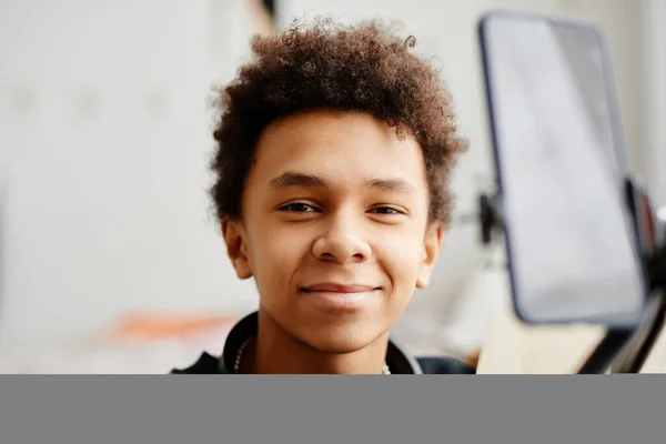 Detailní Portrét Usměvavé Gen Teenager Natáčení Videa Pro Sociální Média — Stock fotografie