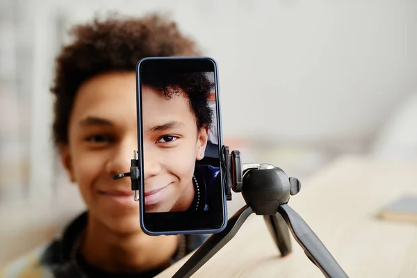 为社交媒体拍摄半人半人像的微笑黑人青少年拍摄视频 专注于智能手机屏幕 复制空间 — 图库照片