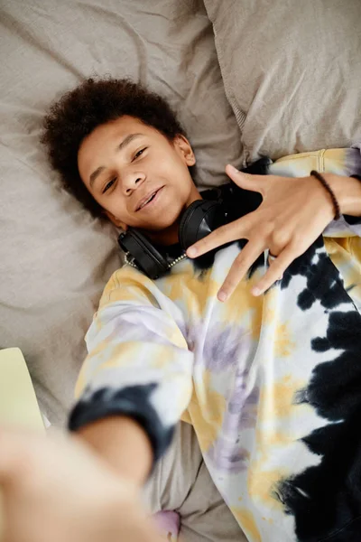 Pov Hochwinkel Aufnahme Eines Trendigen Schwarzen Teenagers Krawattenfärberhemd Während Bett — Stockfoto