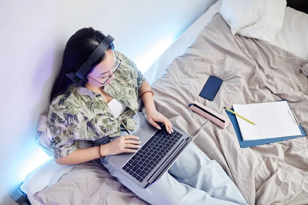 Top View Portret Azjatyckiej Nastolatki Pomocą Internetu Podczas Siedzenia Łóżku — Zdjęcie stockowe
