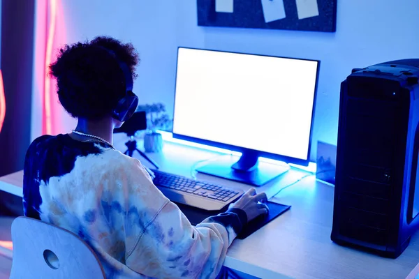 Pohled Zezadu Dospívající Chlapec Hraje Videohru Streaming Živě Modrém Neonovém — Stock fotografie