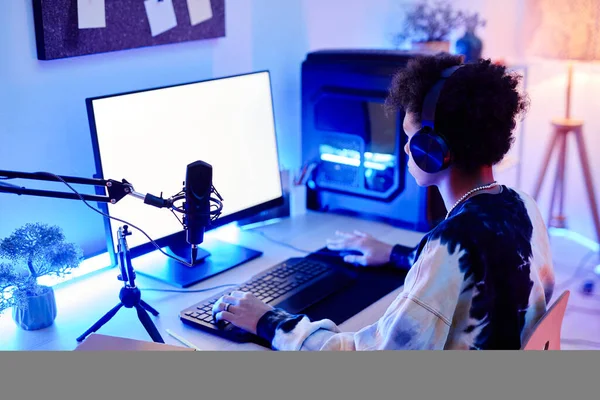Boční Pohled Dospívajícího Chlapce Hrát Videohru Streamování Živě Modrém Neonovém — Stock fotografie