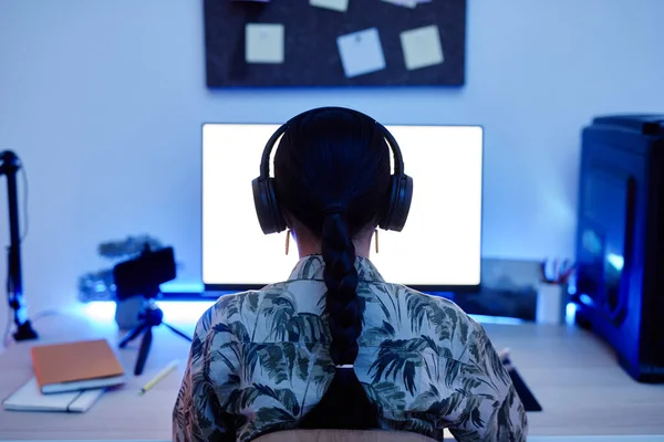 Zadní Pohled Dospívající Dívky Hraje Videohry Noci Modrým Neonovým Osvětlením — Stock fotografie