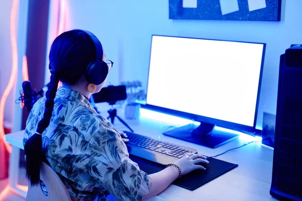 Portrét Dospívající Dívky Hrající Videohry Noci Počítačovou Obrazovkou Mockup Modrém — Stock fotografie