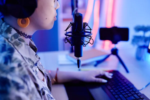 Zbliżenie Nastolatki Grającej Grę Wideo Komputerze Rozmawiającej Mikrofonem Podczas Transmisji — Zdjęcie stockowe