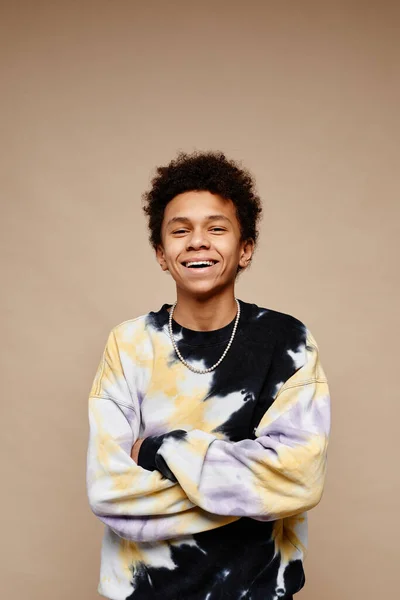 아프리카계 미국인 소년의 초상화 넥타이 셔츠를 베이지색 배경에 카메라에 — 스톡 사진